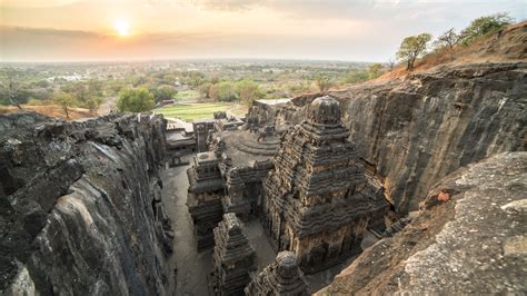  Chandu and The Mysterious Whispering Caves: Journey into Mystical India!